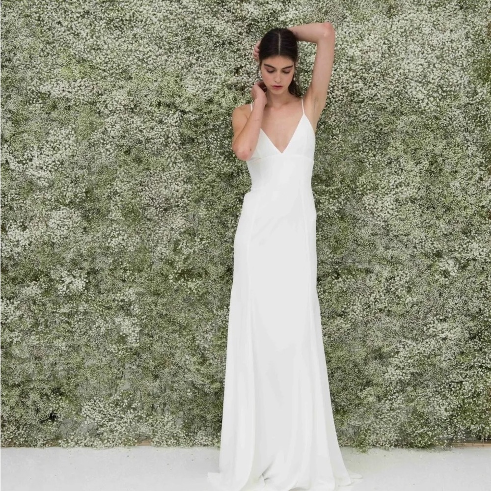 Gorgeous dress to be worn as a wedding dress or other formal occasion.